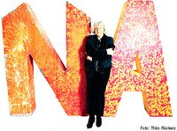 Bundesjugendministerin Renate Schmidt vor den Buchstaben aus Dortmund